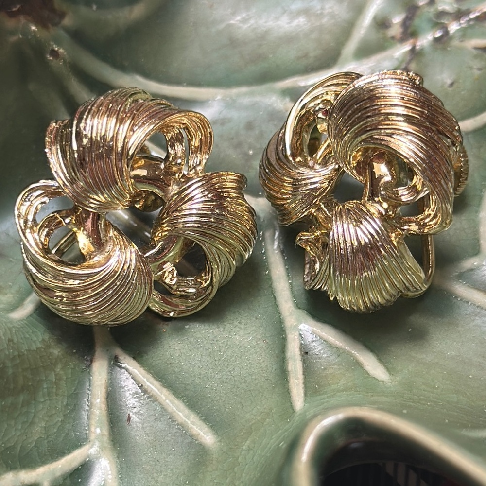CORO vintage Gold-Tone Ribbons Women's Clip Earrings - 1”